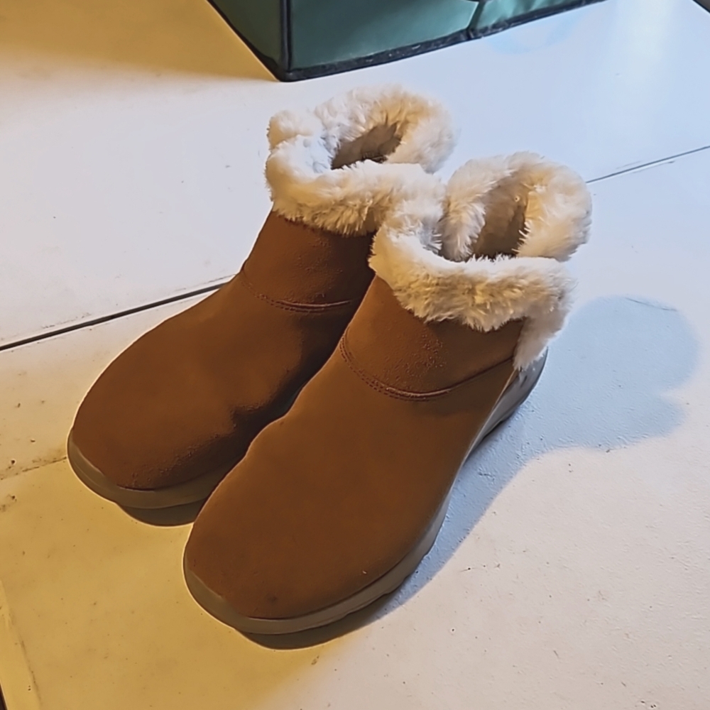 DescriptionSkechers Women's On The Go Go Walk Joy Bundle Up Boot